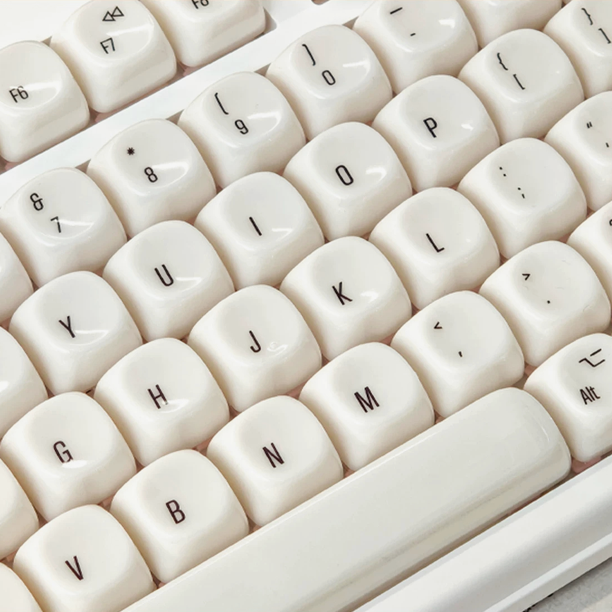 TAVNIXO R98 Pro and R99 Pro wireless mechanical keyboard: r98 pro rounded jade white keycaps closeup