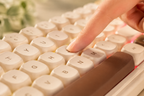 TAVNIXO K520D wireless keyboard feature: rounded concave keycaps close up